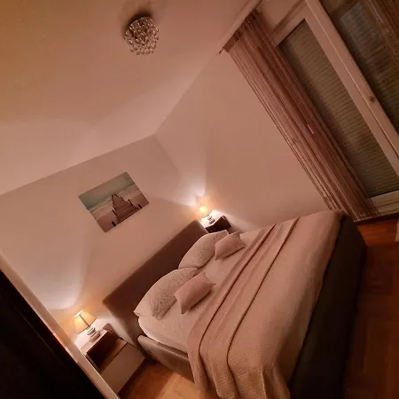 Lara Apartment *