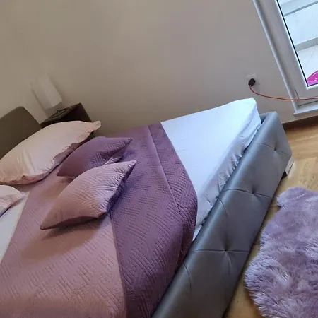 Lara Apartman *